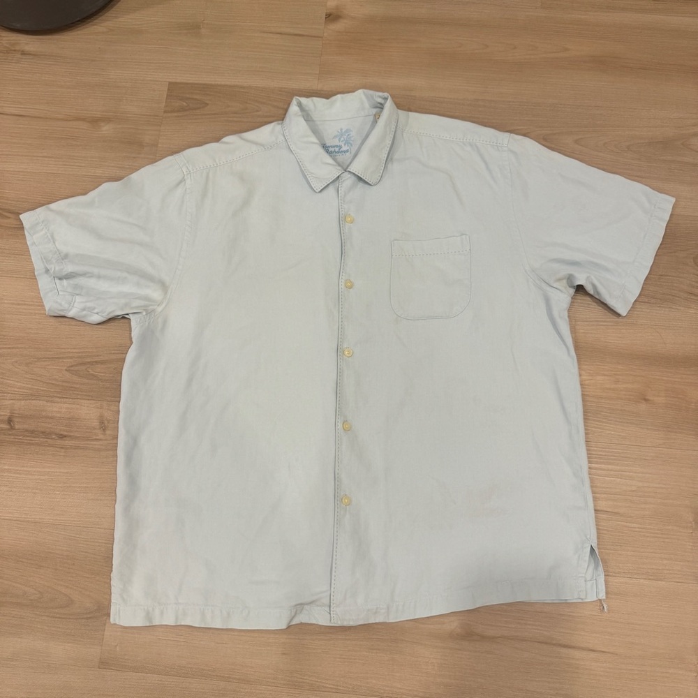 Men’s XL short sleeve casual button down shirt Tommy Bahama baby blue 100% silk